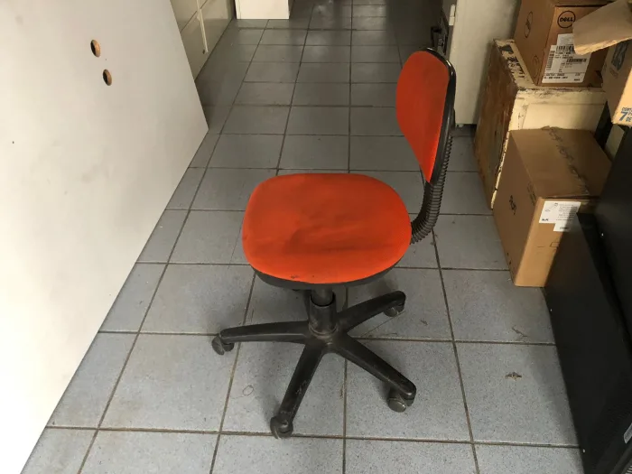 Lote 072 - Silla secretarial con ruedas, asiento y respaldo en tela naranja - Imagen 4