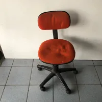 Lote 072 - Silla secretarial con ruedas, asiento y respaldo en tela naranja