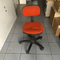 Lote 072 - Silla secretarial con ruedas, asiento y respaldo en tela naranja - Imagen 3