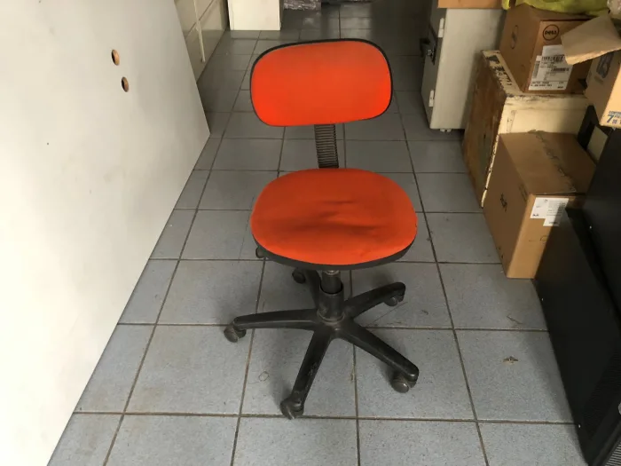 Lote 072 - Silla secretarial con ruedas, asiento y respaldo en tela naranja - Imagen 3