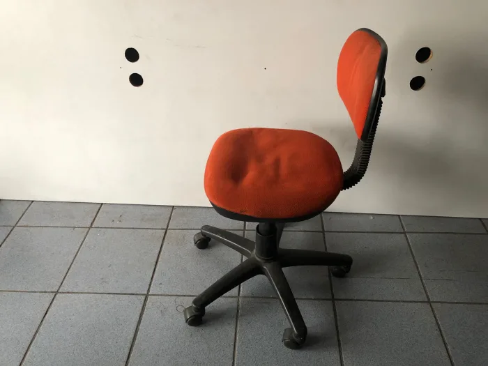 Lote 072 - Silla secretarial con ruedas, asiento y respaldo en tela naranja - Imagen 2