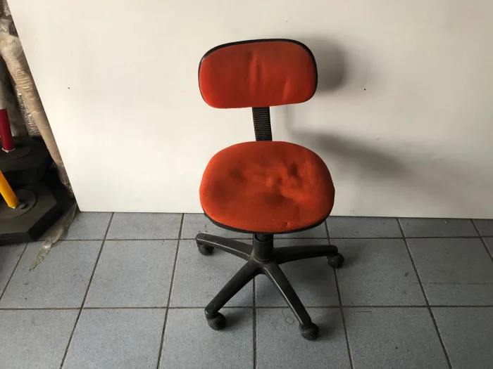 Lote 072 - Silla secretarial con ruedas, asiento y respaldo en tela naranja - Imagen 6