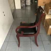 Lote 074 - Silla fija, asiento y respaldo en piel - Imagen 7