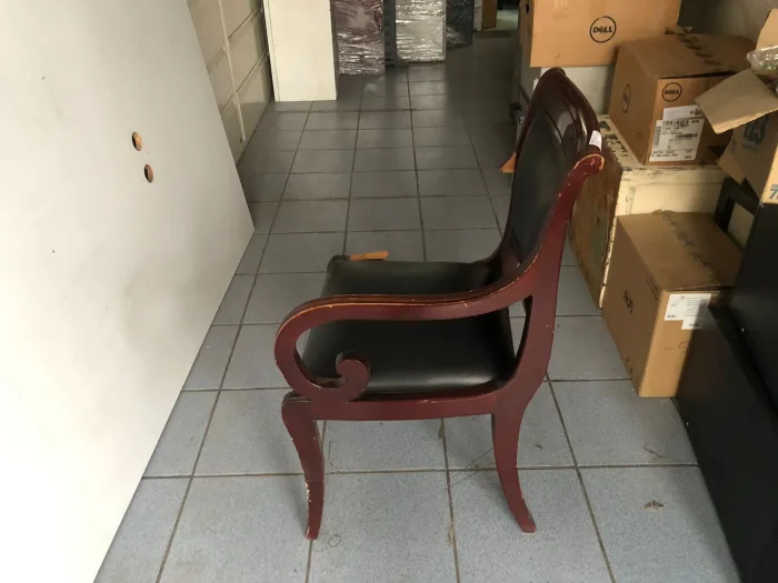 Lote 074 - Silla fija, asiento y respaldo en piel - Imagen 7