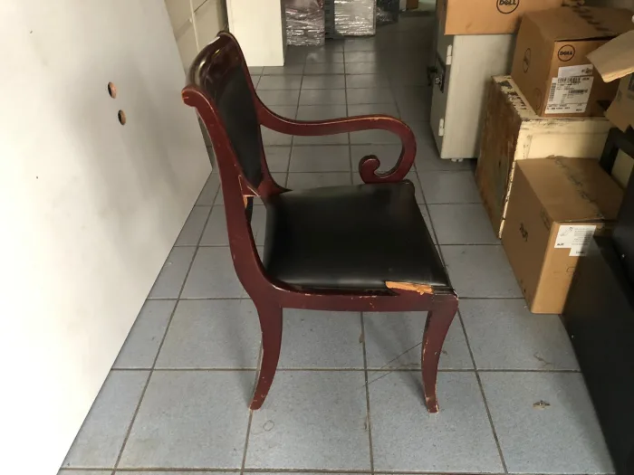 Lote 074 - Silla fija, asiento y respaldo en piel - Imagen 6