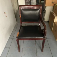 Lote 074 - Silla fija, asiento y respaldo en piel