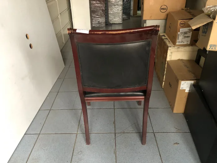 Lote 074 - Silla fija, asiento y respaldo en piel - Imagen 5