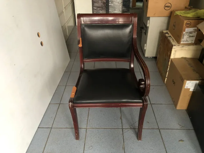 Lote 074 - Silla fija, asiento y respaldo en piel - Imagen 8