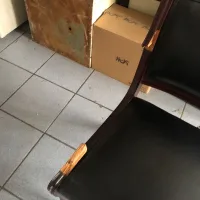 Lote 074 - Silla fija, asiento y respaldo en piel - Imagen 4