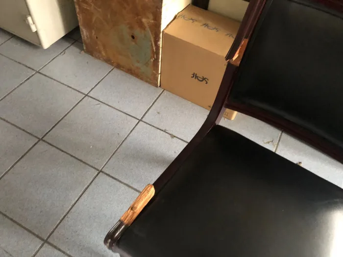 Lote 074 - Silla fija, asiento y respaldo en piel - Imagen 4