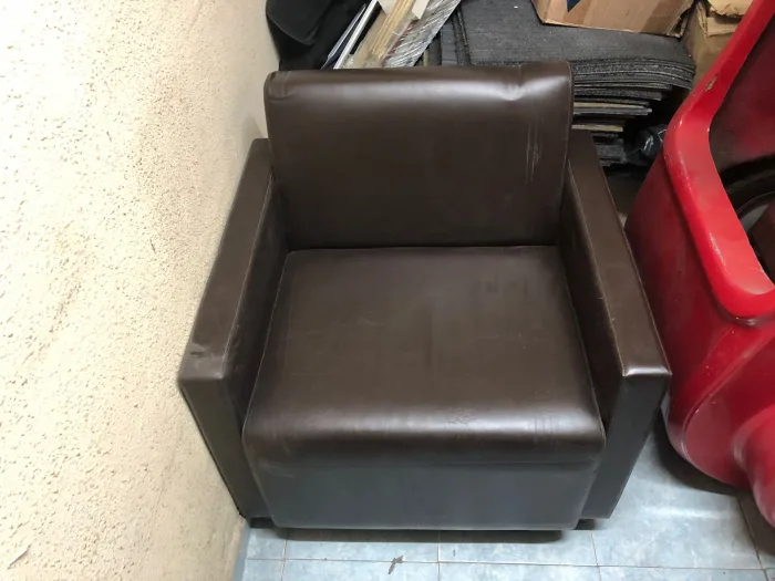 Lote 095 - Sillón de 1 plaza en piel color café - Imagen 4