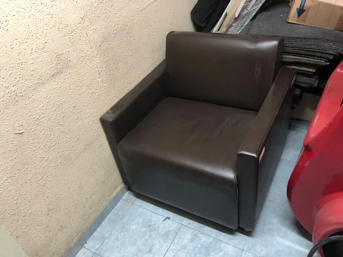 Lote 095 - Sillón de 1 plaza en piel color café - Imagen 3