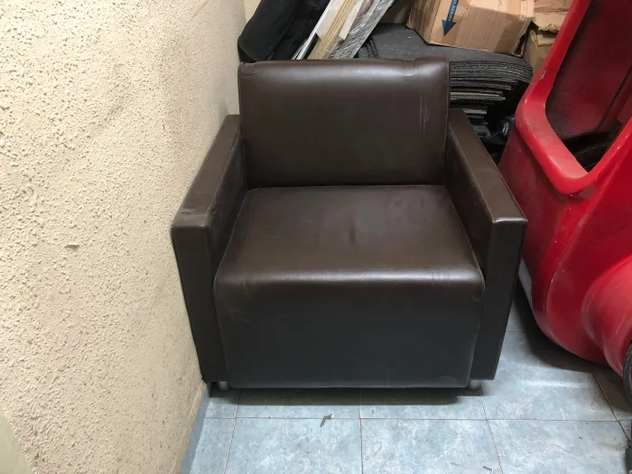Lote 095 - Sillón de 1 plaza en piel color café - Imagen 5
