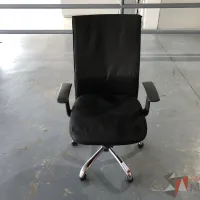 Lote 020 - Silla ejecutiva con asiento en tela y respaldo en malla color negro