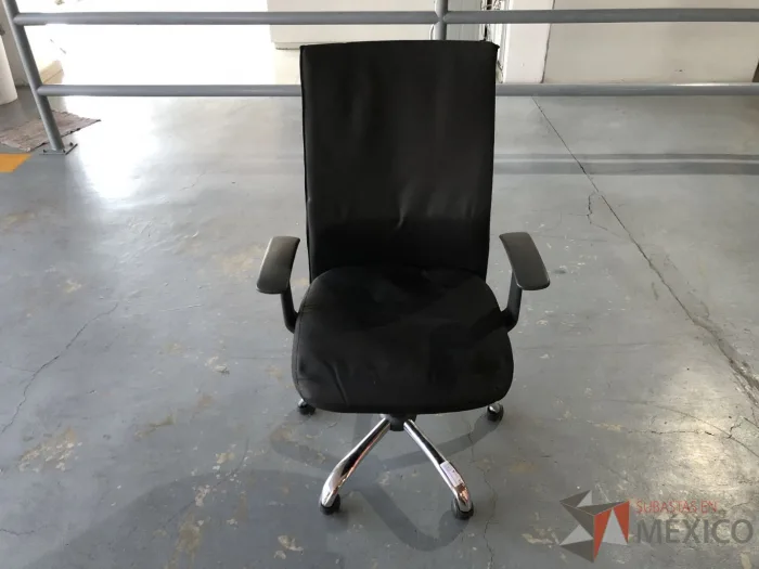 Lote 020 - Silla ejecutiva con asiento en tela y respaldo en malla color negro