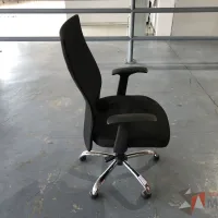 Lote 020 - Silla ejecutiva con asiento en tela y respaldo en malla color negro - Imagen 3