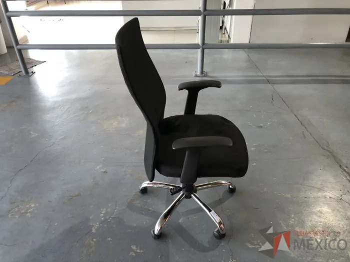 Lote 020 - Silla ejecutiva con asiento en tela y respaldo en malla color negro - Imagen 3