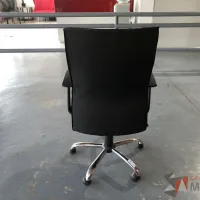 Lote 020 - Silla ejecutiva con asiento en tela y respaldo en malla color negro - Imagen 5