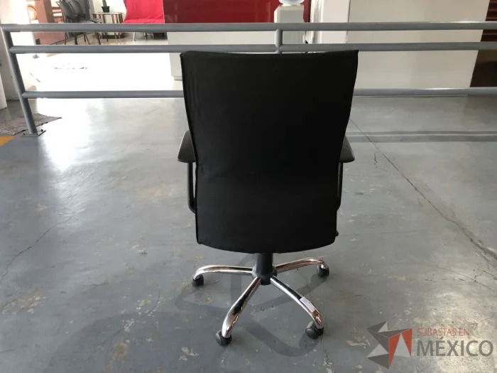 Lote 020 - Silla ejecutiva con asiento en tela y respaldo en malla color negro - Imagen 5