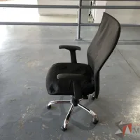 Lote 020 - Silla ejecutiva con asiento en tela y respaldo en malla color negro - Imagen 4