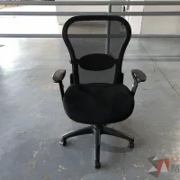 Lote 006 - Silla operativa con asiento en tela y respaldo en malla color negro