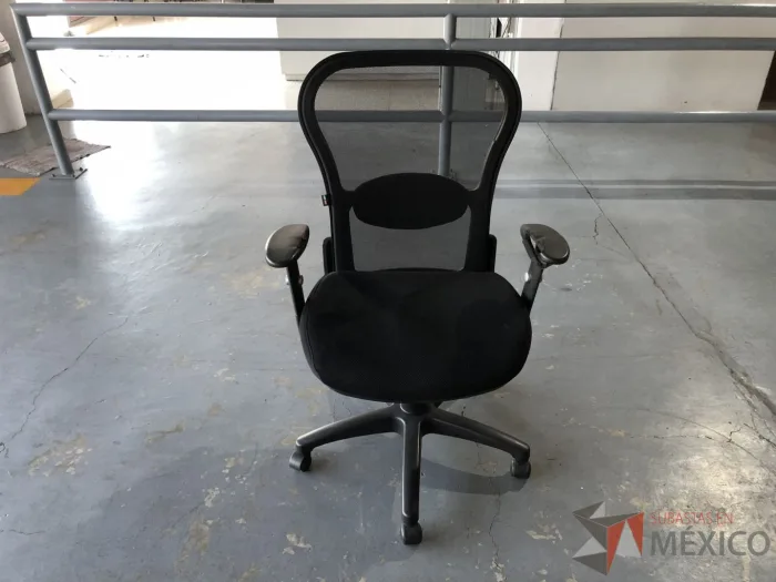 Lote 006 - Silla operativa con asiento en tela y respaldo en malla color negro - Imagen 7