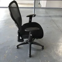 Lote 006 - Silla operativa con asiento en tela y respaldo en malla color negro - Imagen 3