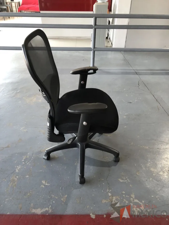 Lote 006 - Silla operativa con asiento en tela y respaldo en malla color negro - Imagen 3