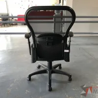 Lote 006 - Silla operativa con asiento en tela y respaldo en malla color negro - Imagen 4