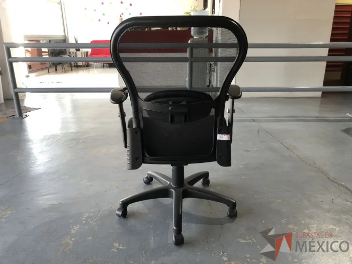 Lote 006 - Silla operativa con asiento en tela y respaldo en malla color negro - Imagen 4