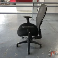 Lote 006 - Silla operativa con asiento en tela y respaldo en malla color negro - Imagen 5