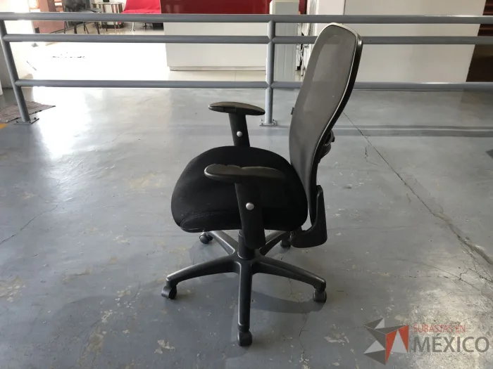 Lote 006 - Silla operativa con asiento en tela y respaldo en malla color negro - Imagen 5