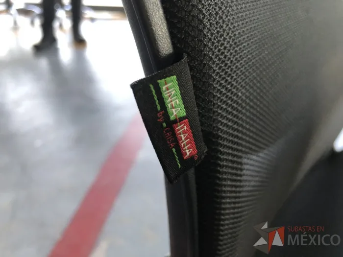 Lote 006 - Silla operativa con asiento en tela y respaldo en malla color negro - Imagen 6