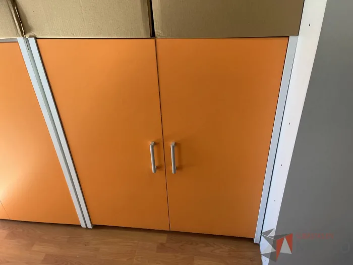 Lote 006 - Gabinete con 2 puertas color naranja