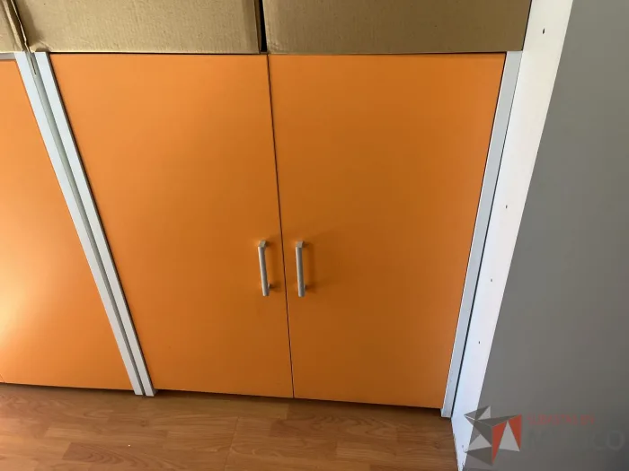 Lote 006 - Gabinete con 2 puertas color naranja - Imagen 4