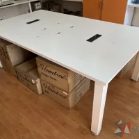 Lote 001  - Mesa de trabajo con base metálica con cubierta color blanco - Imagen 2