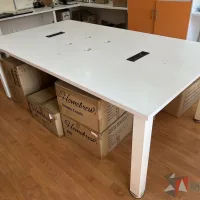 Lote 001  - Mesa de trabajo con base metálica con cubierta color blanco - Imagen 8
