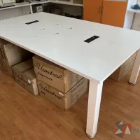 Lote 001  - Mesa de trabajo con base metálica con cubierta color blanco - Imagen 3