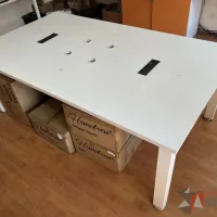 Lote 001  - Mesa de trabajo con base metálica con cubierta color blanco