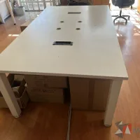 Lote 001  - Mesa de trabajo con base metálica con cubierta color blanco - Imagen 9