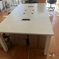 Lote 001  - Mesa de trabajo con base metálica con cubierta color blanco - Imagen 10