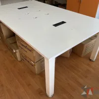 Lote 001  - Mesa de trabajo con base metálica con cubierta color blanco - Imagen 11