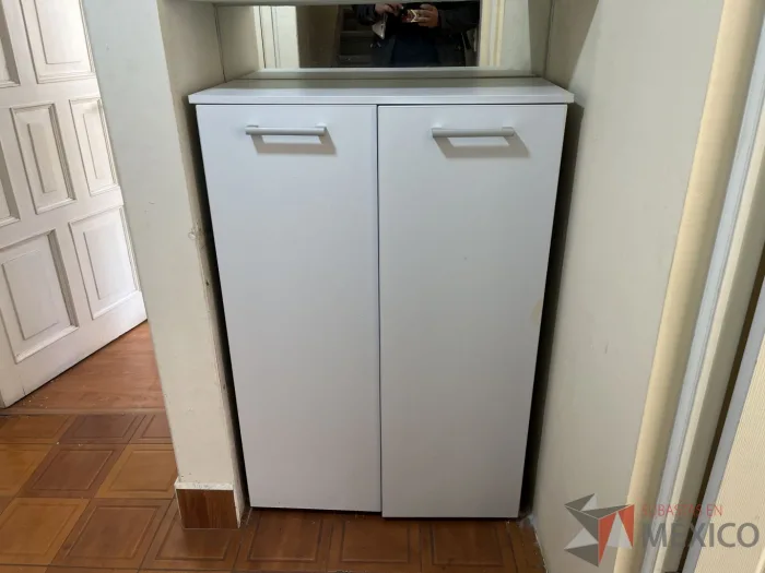 Lote 010 - Gabinete alto de 2 puertas y 2 entrepaños color blanco