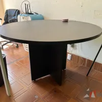 Lote 012 - Mesa de trabajo circular con cubierta color café - Imagen 2