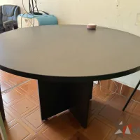 Lote 012 - Mesa de trabajo circular con cubierta color café