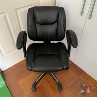 Lote 013 - 2 Sillas operativas con ruedas, descansabrazos, asiento y respaldo color negro en regulares condiciones