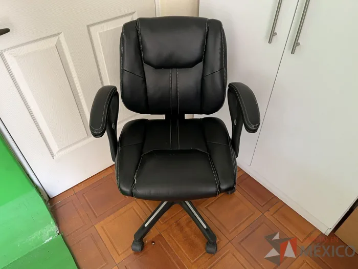 Lote 013 - 2 Sillas operativas con ruedas, descansabrazos, asiento y respaldo color negro en regulares condiciones