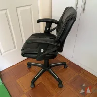 Lote 013 - 2 Sillas operativas con ruedas, descansabrazos, asiento y respaldo color negro en regulares condiciones - Imagen 3
