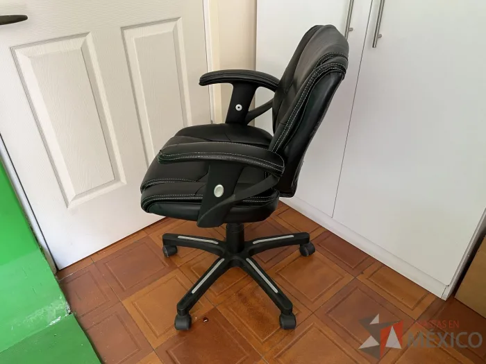 Lote 013 - 2 Sillas operativas con ruedas, descansabrazos, asiento y respaldo color negro en regulares condiciones - Imagen 3