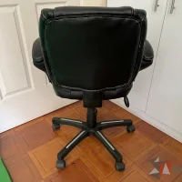 Lote 013 - 2 Sillas operativas con ruedas, descansabrazos, asiento y respaldo color negro en regulares condiciones - Imagen 4